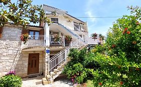 Mara House With Apartments
